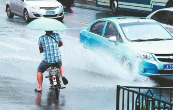 雨天里，慢些吧，过往的汽车，请照顾一下非机动车道上的电动车们-路基亚